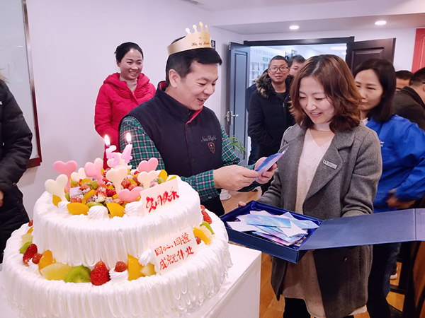您有一份生日祝福需要查收！萬威機(jī)械員工為董事長(zhǎng),總經(jīng)理送上祝福