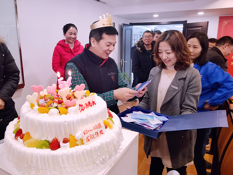 您有一份生日祝福需要查收！萬威機(jī)械員工為董事長,總經(jīng)理送上祝福