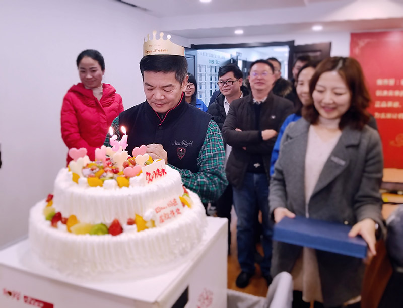 您有一份生日祝福需要查收！萬威機(jī)械員工為董事長,總經(jīng)理送上祝福