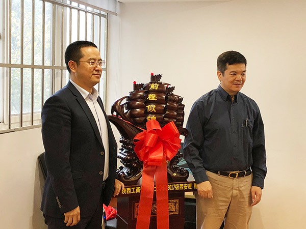 陜西工商管理學(xué)院MBA班企業(yè)家團(tuán)隊(duì)赴萬(wàn)威機(jī)械參觀考察