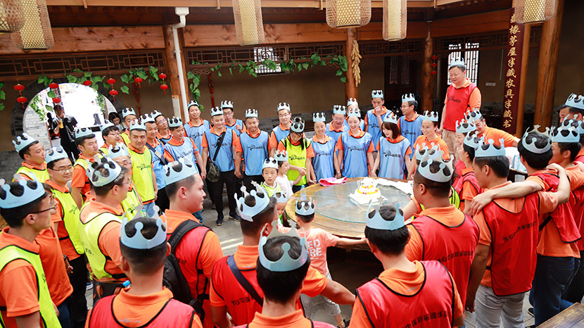 生日快樂(lè)，走一個(gè)！萬(wàn)威機(jī)械給員工壽星來(lái)一場(chǎng)驚喜生日派對(duì)